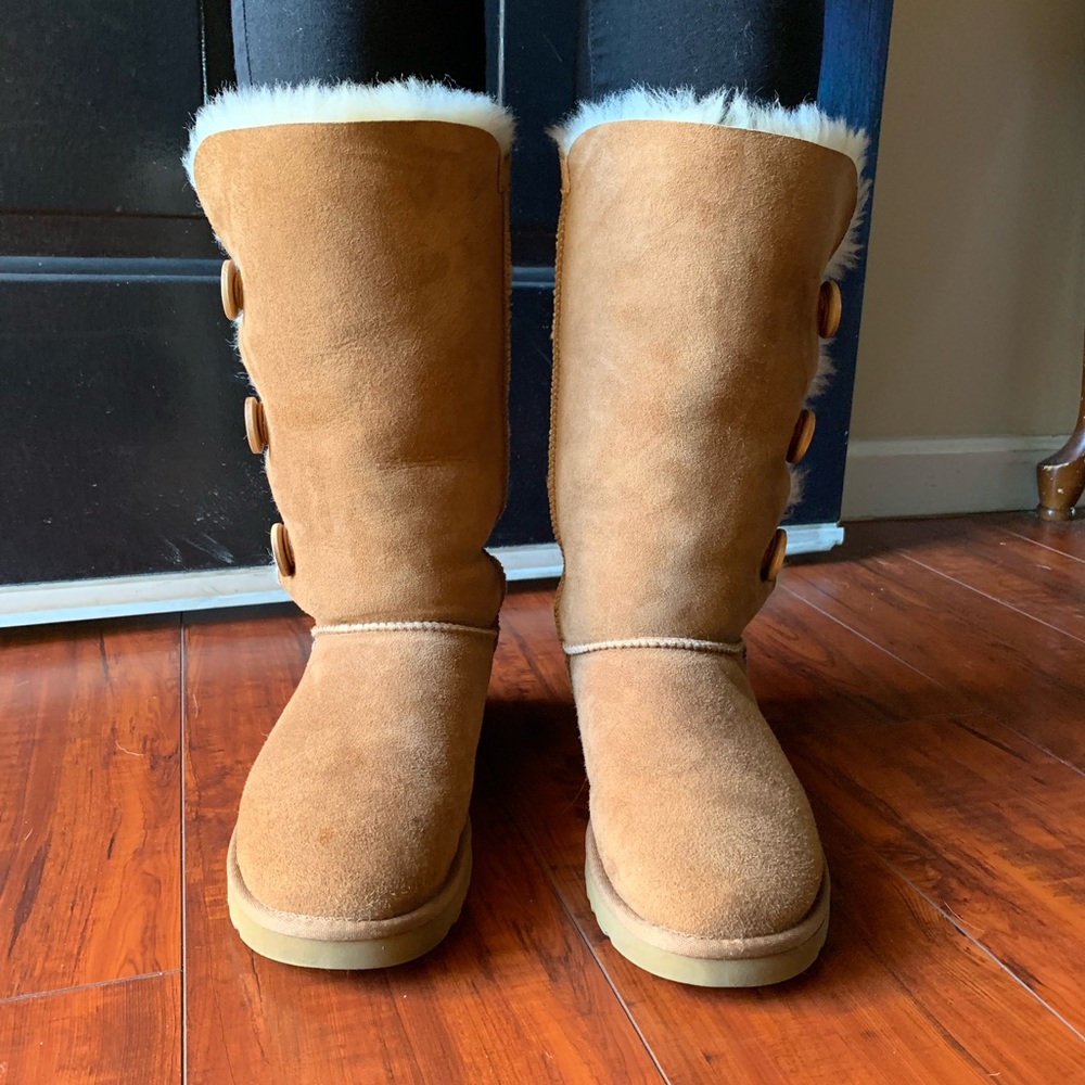 UGG Bailey Button Triplet Boots size 9
